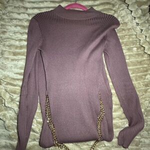 Mauve Ribbed Turtleneck Sweater with Gold Chain Detail